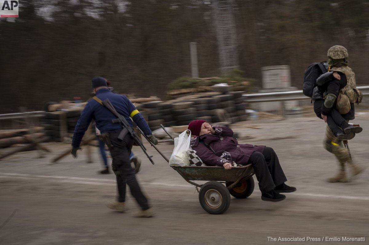EmilioMorenatti's tweet photo. A Ukrainian soldier and a militia man help a fleeing family crossing the Irpin river in the outskirts of Kyiv, Ukraine, Saturday, March 5, 2022. https://t.co/SwAlpNlSyi