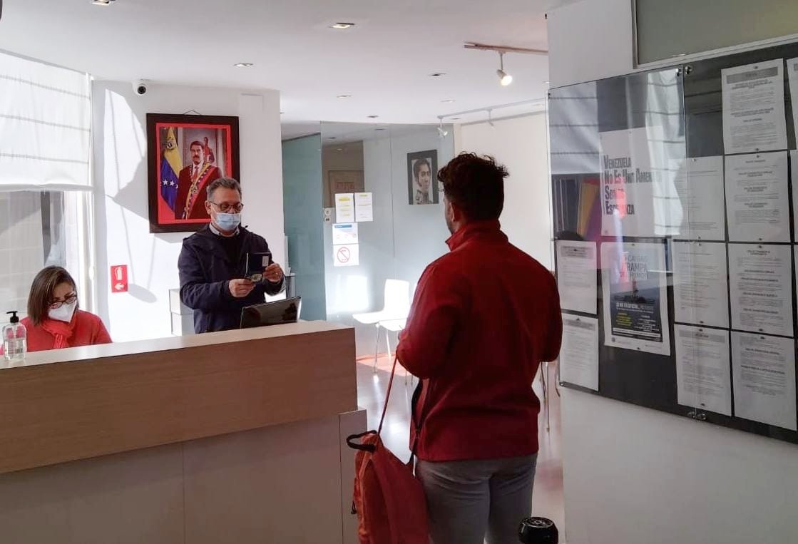 ConsVEBarcelona's tweet photo. A 9 años de su siembra, recordamos al Cdte. Hugo Chávez haciendo lo que nos enseñó: trabajar con el pueblo y para el pueblo. Hoy, #5deMarzo, jornada especial de entrega de pasaportes para usuarios y usuarias de todas las edades, en el Consulado General de Venezuela en Barcelona. https://t.co/VTHTCCOoTl