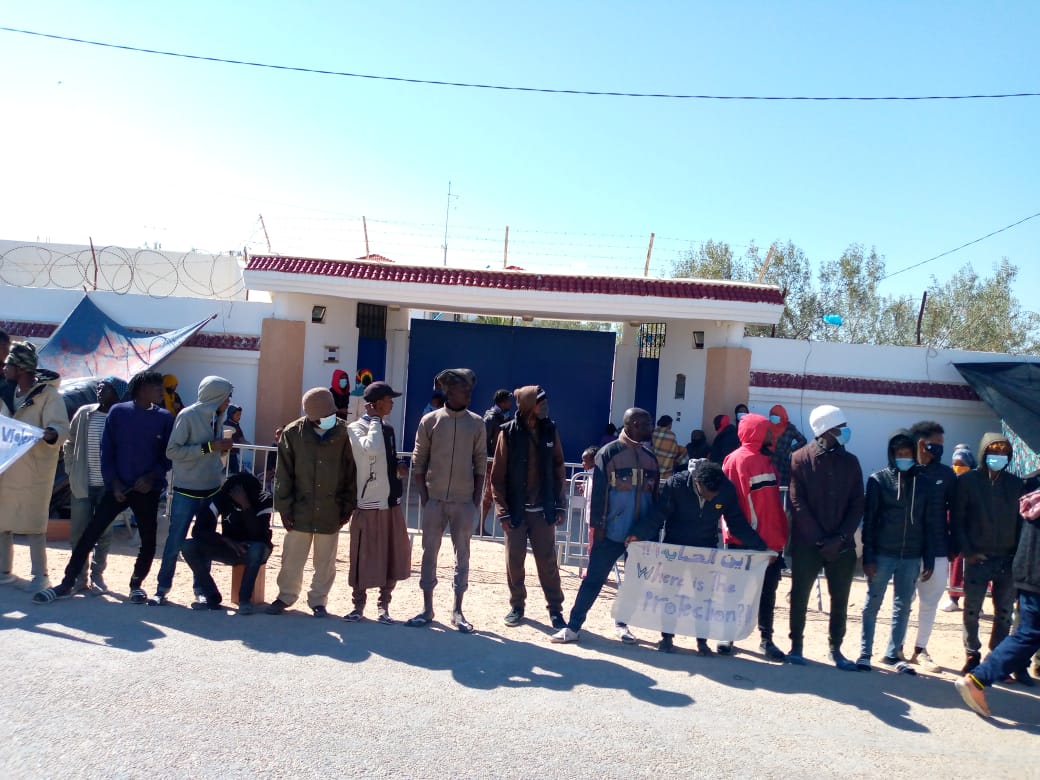 abdulrasoul3's tweet photo. @Refugees The refugees in Tunisia protesters in front of the UNCHR office Zarzis demanding the evacuation from Tunisia urgently.
#Solidarity_Refugees_in_Tunisia
#protection_Refugees π¨π https://t.co/ZRTO1s61LA