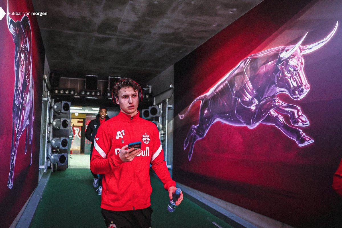 FCRBS_rus's tweet photo. 🙌|Игроки настраиваются перед матчем! 

#RBSALT https://t.co/cbE0a0a0Ll