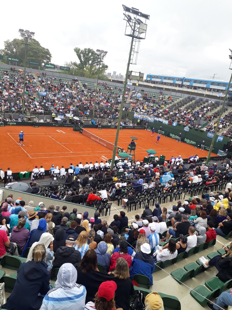 Pasa un tren. ¿A quién le traerá suerte?