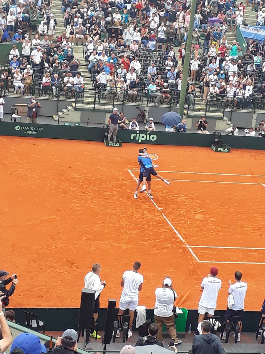 A Argentina. 3-0 sobre R. Checa y pasaporte a las Finales de Copa Davis.