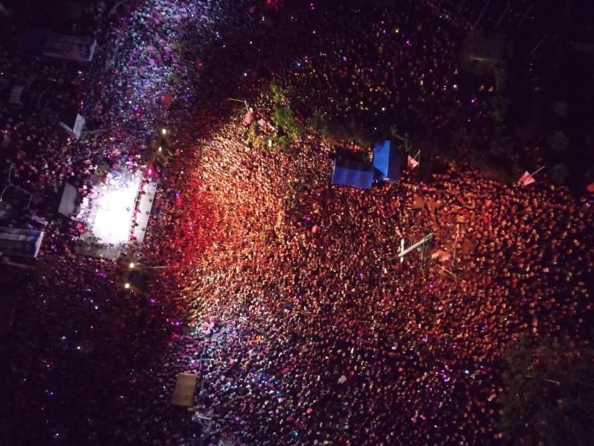 inquirerdotnet's tweet photo. LOOK: Aerial shots of the Robredo-Pangilinan Grand Rally in Malolos, Bulacan. Organizers said that around 45,000 individuals showed up at the event. #OurVoteOurFuture #VotePH | 📷: Drone shot was taken by Team Kiko/Jimmy Dasal https://t.co/qKSjXFf6ZD