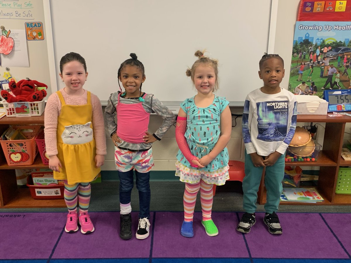 Riversidereads's tweet photo. More fun from Read Across America Week at RES! #HCSLibraryMedia #RESCHIEFSREAD https://t.co/1rjxtfii4O
