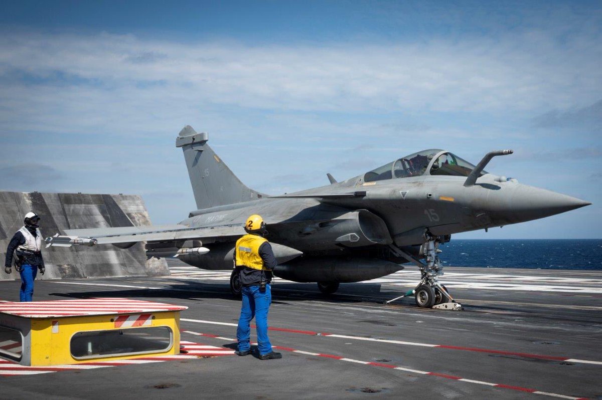 #Clemenceau22 | Contribution au renforcement de la posture défensive et dissuasive du flanc Est de l’#Europe et de l’#OTAN. 1ère mission pour les Rafale @MarineNationale et les Hawkeye du @French_CSG. #SolidaritéStratégique