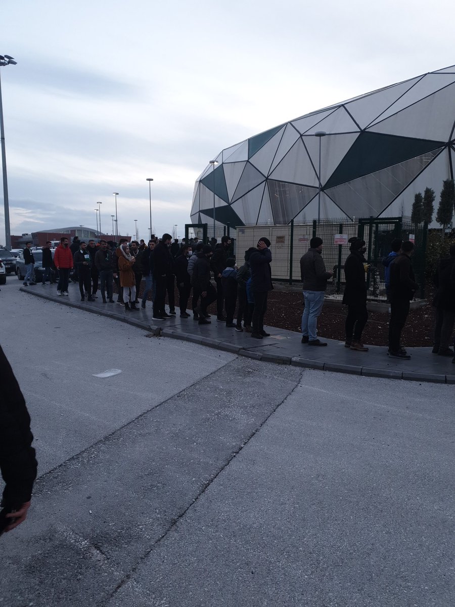 Yarım saattir sıra bekliyorum, daha yarım saat daha beklerim. Sonra niye taraftar gelmiyor? Trafik sorun, giriş sorun <a href="/konyaspor/">TÜMOSAN Konyaspor</a> <a href="/Konyabuyuksehir/">Konya Büyükşehir Belediyesi 🇹🇷</a>
