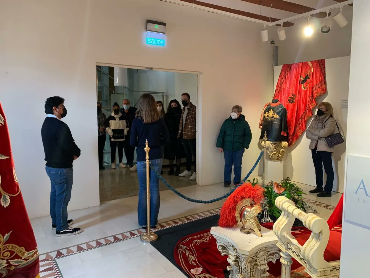 ➡️ Esta mañana hemos guiado a los visitantes de la Exposición AZVL IMPERIAL a través de su recorrido, mostrando y compartiendo su historia e importancia para los azules y para la Semana Santa de Lorca 💙

‼️ hasta el 13 de marzo y visitas guiadas los sábados a las 12.00h