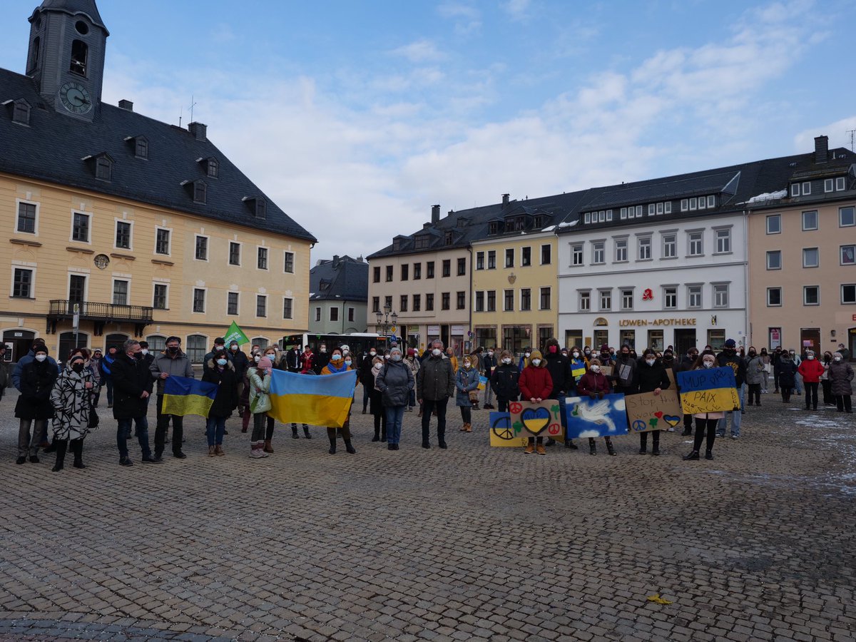 Wir bedanken uns ganz herzlich bei über 200 Menschen, die heute Solidarität mit der Ukraine 🇺🇦 auf dem Annaberger Markt bekundet haben‼️

#standwithukraine #nomorewar