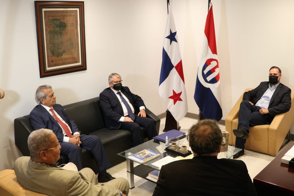 EmbRusPan's tweet photo. 🇷🇺🇵🇦 El 3 de marzo en la sede del Partido Revolucionario Democrático de Panamá (PRD) se celebró la reunión del Embajador Evgeny #Boykov con @PedroMiguelPRD.
Se abordaron las cuestiones de cooperación interpartidaria, así como la situación en torno a 🇺🇦Ucrania. https://t.co/OpJQS3hmby