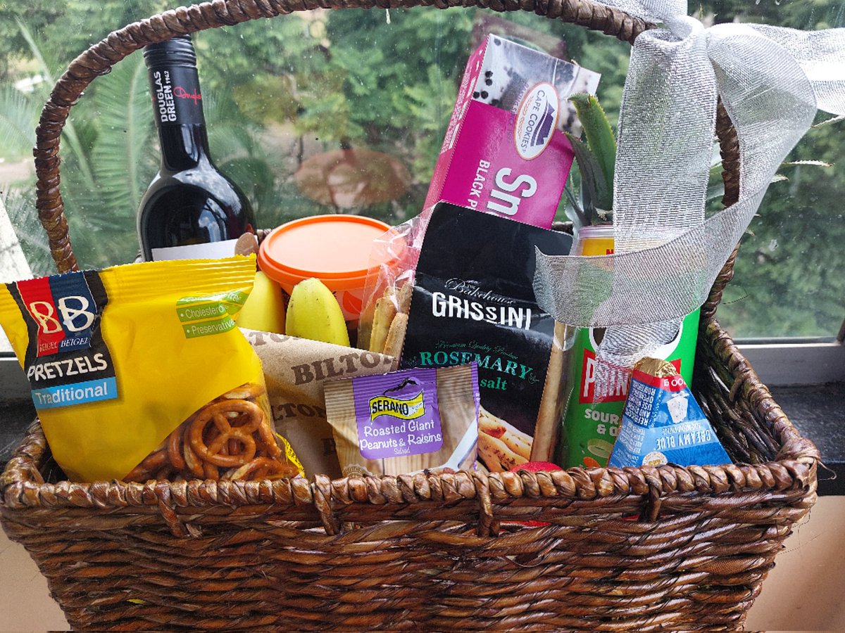 Miri_Nyakudzuka's tweet photo. A wine and savoury snack surprise hamper for a birthday momma 😍 loved seeing the smile on her face when we delivered☺️
#hampers #hamperofinstagram #savourysnack #giftsofinstagram https://t.co/YCo30apVyw