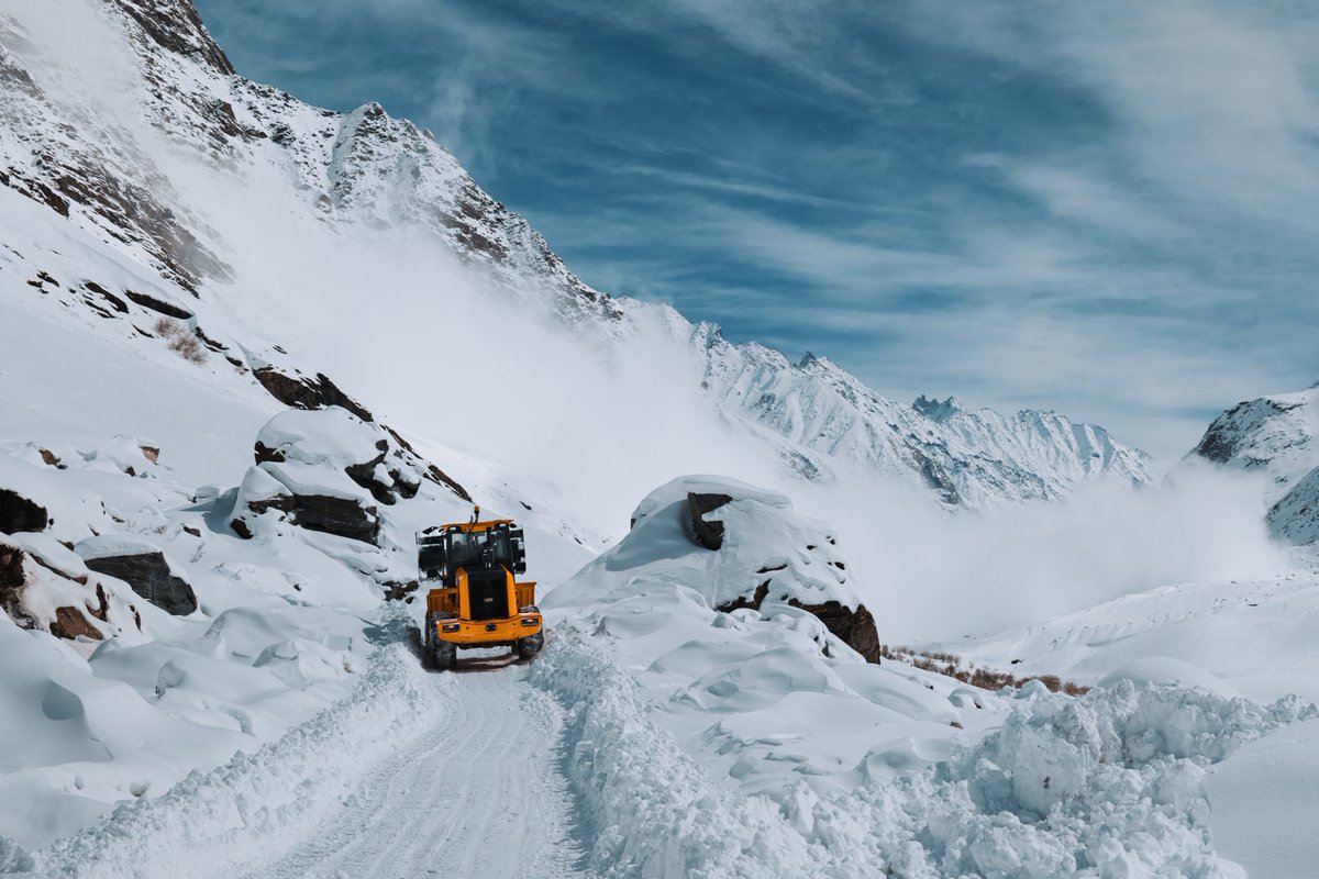 iam_Iftikhar's tweet photo. The moment an avalanche hits the Kargil - Zanskar Highway near Parkachik Kargil while the men and machines of Mechanical division Kargil were clearing snow from the road
#Kargil #Ladakh #Himalayas #snow https://t.co/JqVLJn8ONK