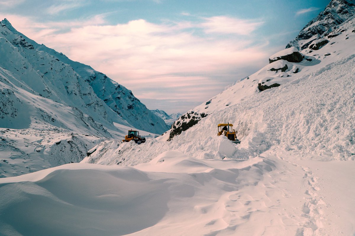 iam_Iftikhar's tweet photo. The moment an avalanche hits the Kargil - Zanskar Highway near Parkachik Kargil while the men and machines of Mechanical division Kargil were clearing snow from the road
#Kargil #Ladakh #Himalayas #snow https://t.co/JqVLJn8ONK
