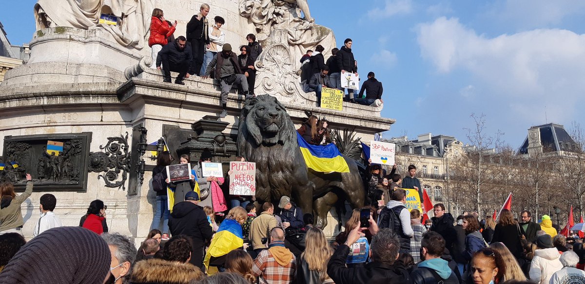 pa_idf's tweet photo. manifestation clairsemée à  Paris  à croire que les parisiens soient encore en vacances https://t.co/0P3jnCvRJb
