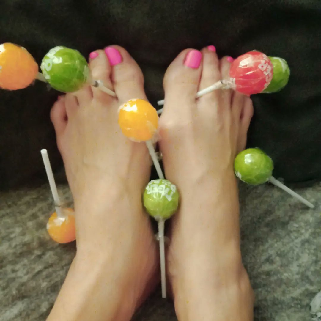 BridgetteDwayne's tweet photo. 😛😘#toes #pretty toes #feetsoles #milf #blonde #FeetOnTheStreet https://t.co/M9TZbb2X7n