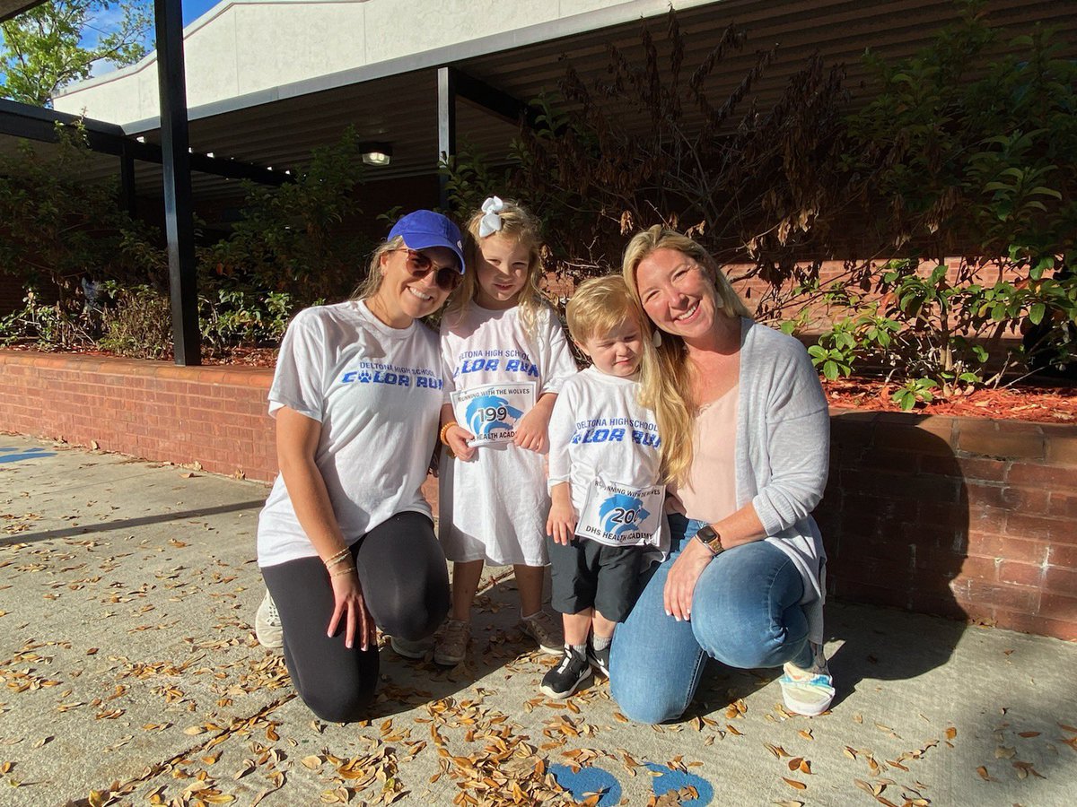 ChristinaLapnow's tweet photo. Me and the minis had the best time at the Color Run today! @taylor_grace31- I think you and your students are amazing!💙@deltona_hsa @DHSHappenings https://t.co/LjlEBJSz5i