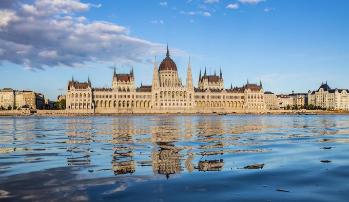 AidaBSanchez's tweet image. "Los viajes son como las novelas (...) las realmente buenas son las que tienen un final emocionalmente abierto y dejan ganas de más". 

El armónico #Budapest de #BélaBartók elasombrario.publico.es/el-armonico-bu… por #UseLahoz en @Elasombrario