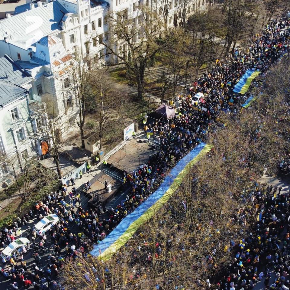 In #Riga, #Latvia, some 30,000 people joined a rally today in support of #Ukraine and in protest against #Russia’s invasion of Ukraine: very sizeable turnout