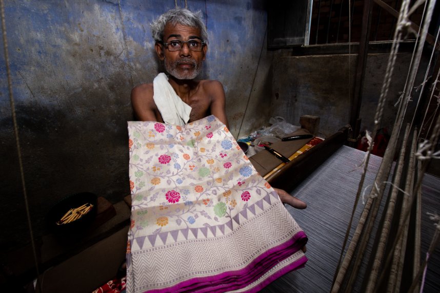 themillionhands's tweet photo. When you buy #saree from #MillionHands, you get a Thank You letter/video from the weaver family who get the money you pay. It's your Proud Moment for bringing happiness to a weaver family without paying anything extra. #WearYourOriginality @PiyushGoyal @ANarayanan24 @ecotattva https://t.co/pbc0dgquTM