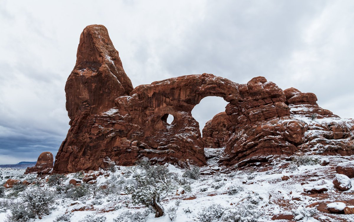 mnryno34's tweet photo. Turret Arch with a layer of fresh snow. #snowhour #Utah #TurretArch https://t.co/B1jqwso40D
