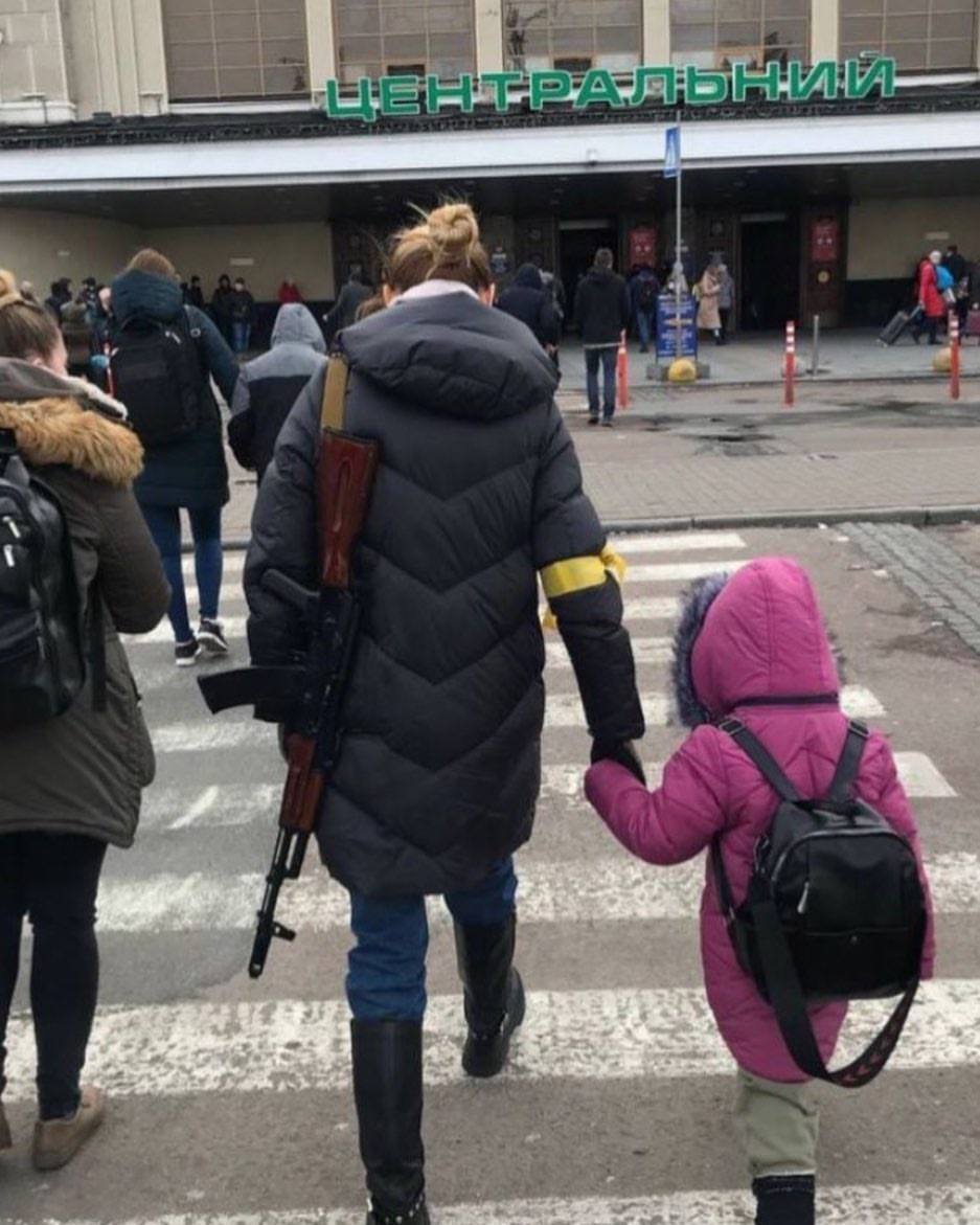 StratcomCentre's tweet photo. Every Ukrainian mother deserves to be called a Wonder Woman 💪 https://t.co/4m1WMArb56