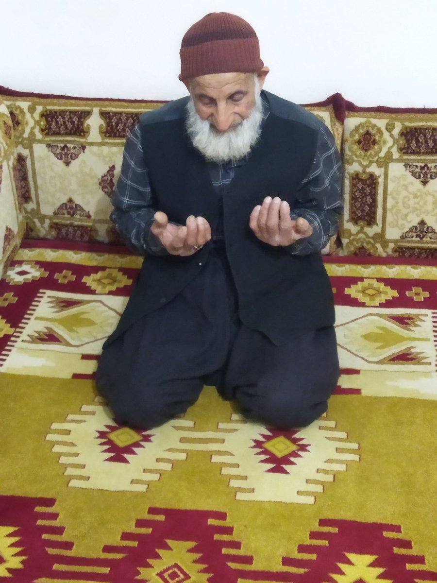 OlzungaAbidin's tweet photo. Sevmek dua etmektir belki de kimseler duymadan bilmeden, sessizce. https://t.co/mOD4cEMf1P