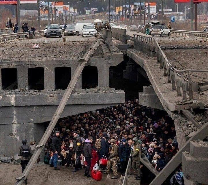 Фото дня. В Ирпени украинские неонацисты под дулом автомата не подпускают граждан к гуманитарным коридорам, предоставленным армией России