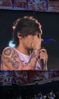 sweetncrxzy_'s tweet photo. I vote #Louies for #BestFanArmy at the #iHeartAwards https://t.co/8BavYechm1