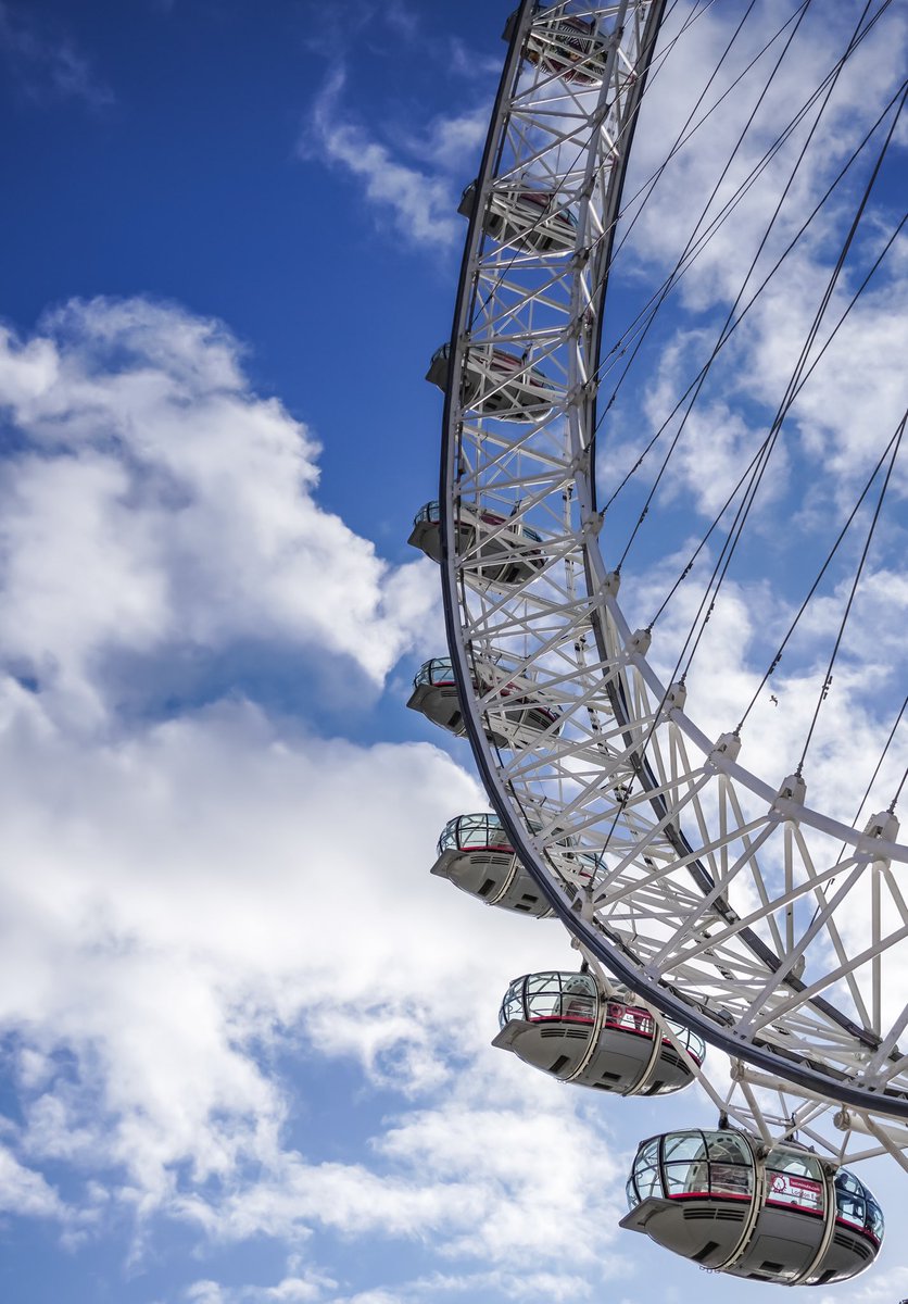 135 metros. La noria más alta de toda Europa, y la atracción turística más popular del Reino Unido.
Se mire por donde se mire (y desde donde mires), el London Eye es espectacular. 

#london #londoneye #travelphotography