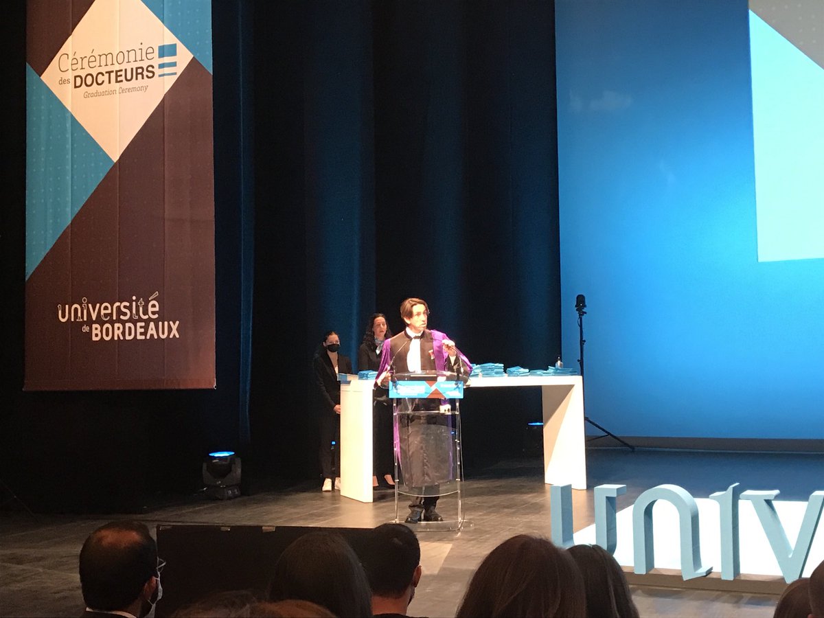 Lancement de la cérémonie des docteurs 2022 par #DeanLewis ⁦<a href="/univbordeaux/">Université de Bordeaux</a>⁩. Ses premiers mots sont adressés aux chercheurs ukrainiens 🇺🇦