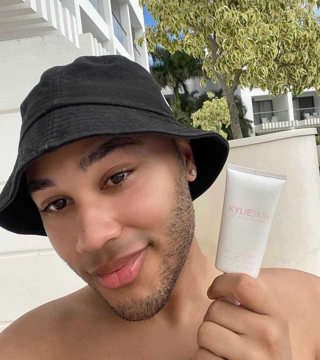 kylieskin's tweet photo. saturday sunscreen vibes with @neikkss ☀️ our broad spectrum spf 40 face sunscreen is an invisible, ultra-lightweight formula that helps to protect, moisturize, and smooth skin. 💕 https://t.co/fkwkhSDVix https://t.co/DbScaXqR1Z