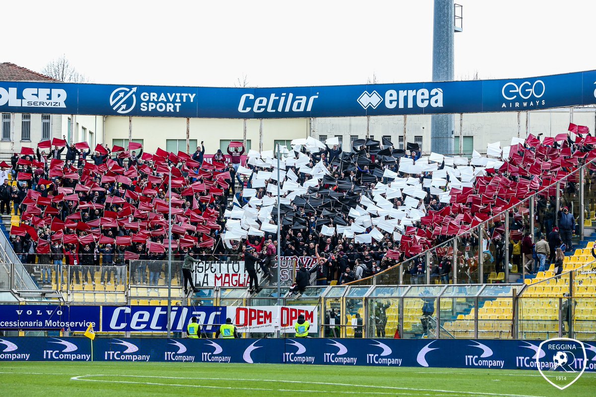 Reggina_1914's tweet photo. 🎶 Passano gli anni
Ma la gente ti segue come sempre
E mai ti lascerà 🇱🇻

#ParmaReggina https://t.co/gxIKWpmubm