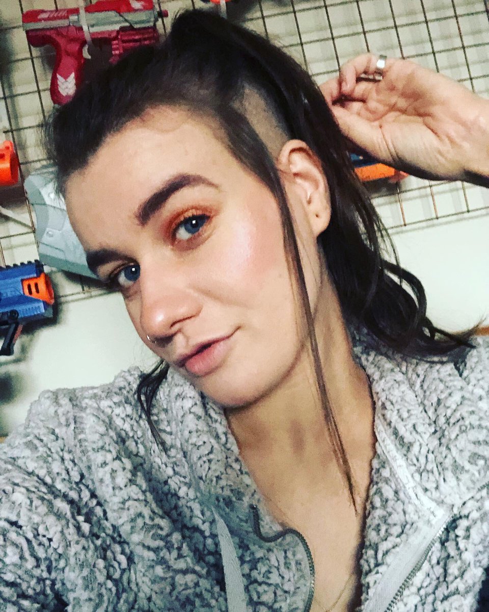 Anniepyrofairy's tweet photo. Micky my love recut my hair for me 💛🍋🧚🏻♀️ #fey #fairyqueen #vinking #newhair https://t.co/9zLeX3vCtM