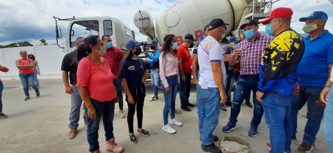 JoseGRozo's tweet photo. Este #SábadoTricolor N°37 celebramos junto al #PoderPopular la transformación y rehabilitación del sector Camunare Rojo, Mun. Urachiche del Edo. #Yaracuy, acompañados del Alc. Leonardo Intoci y Sec. General de Gobierno Juan Torrealba
#TricolorTieneConQue
@NicolasMaduro https://t.co/Q40AmF2WHH