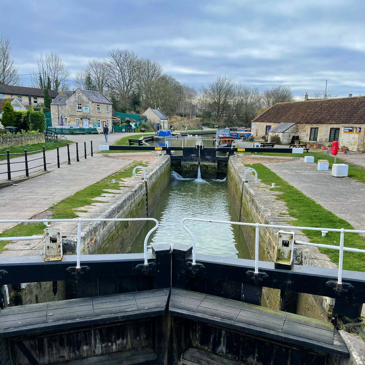hunkydorydays's tweet photo. Learn how to operate a canal lock during a stay aboard Hunky Dory. Locks are all part of the fun of being on the canal and as a bonus, also a great form of exercise! β¬οΈπβ¬οΈβοΈ
#hunkydorydays #hunkydory #canallock #canallocks #viewfromthewater #visitengland #visitbritain #bath https://t.co/x19UKUS17u