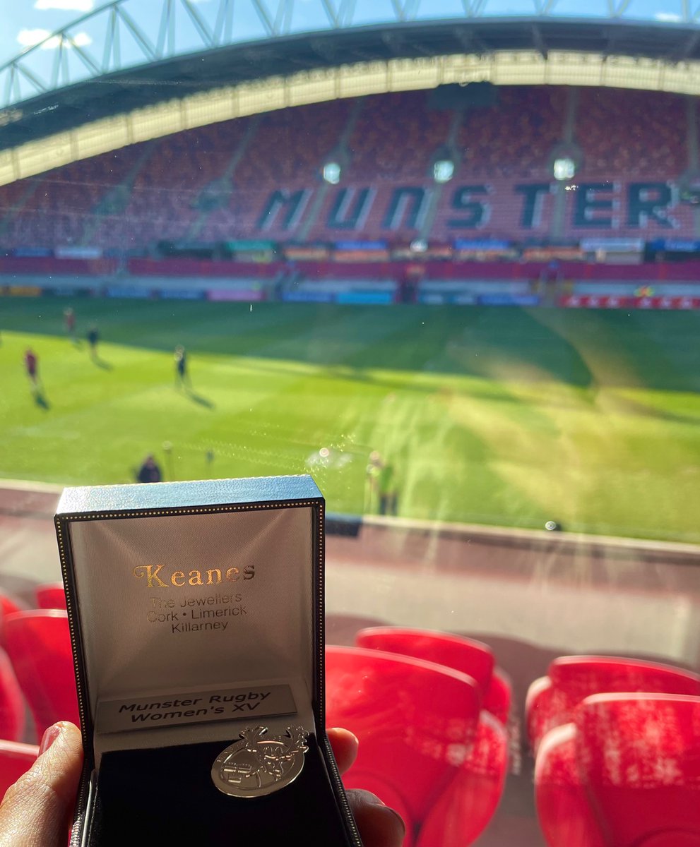 Dinahom's tweet photo. I’m one of 258 women to wear a red jersey and proud! Thank you @MunsterWomen for a great day! #WomensRugby https://t.co/pEKIIXD87x