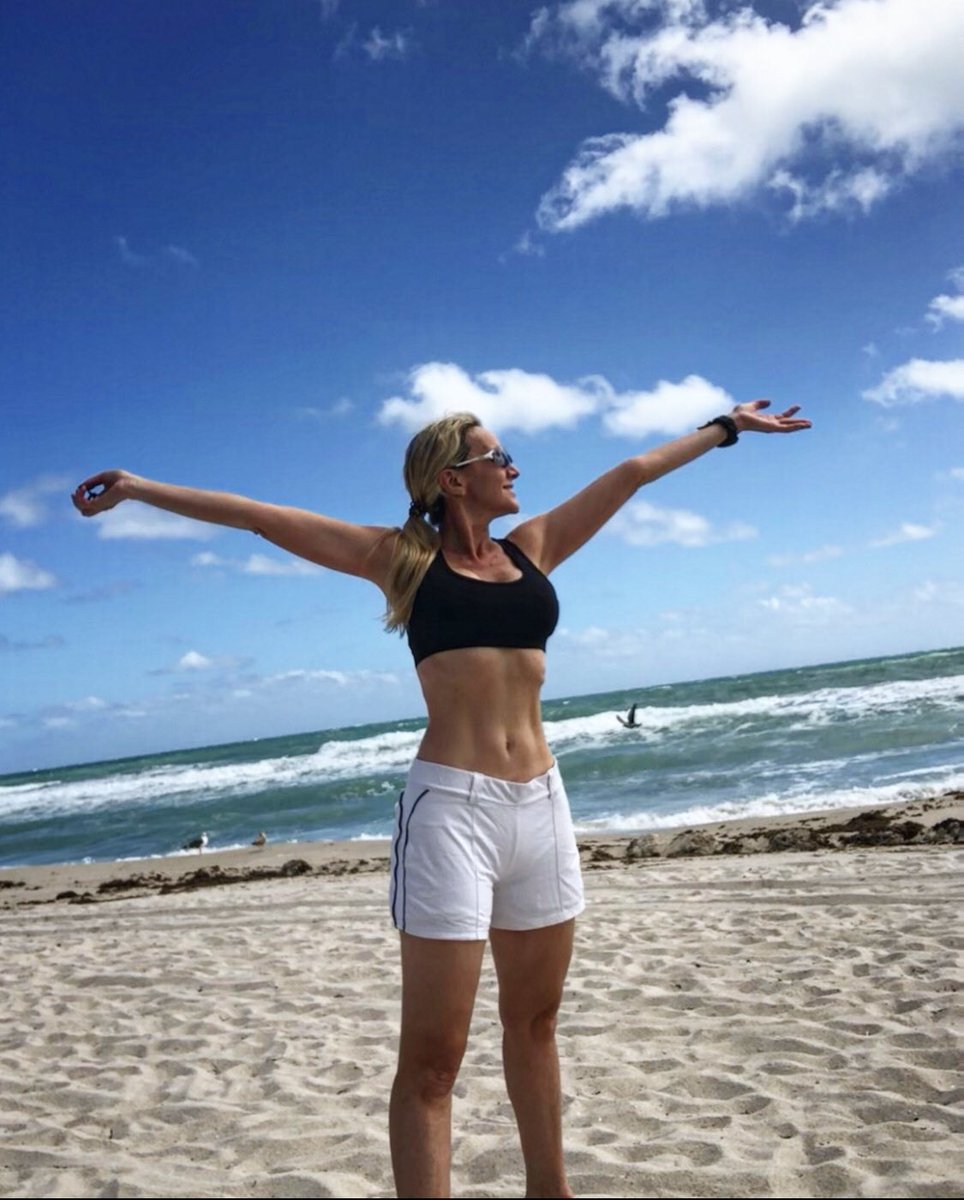 Luisianarios's tweet photo. Happy 3-0-5 Day ya lista para el  305 Half Marathon @RunMiami  mañana domingo!! 🏃🏼‍♀️🔥#triathlete  #TRimiami  #miamibeach #305halfmarathon #runmiami2022 #runmia #305day https://t.co/vypBa46wfw
