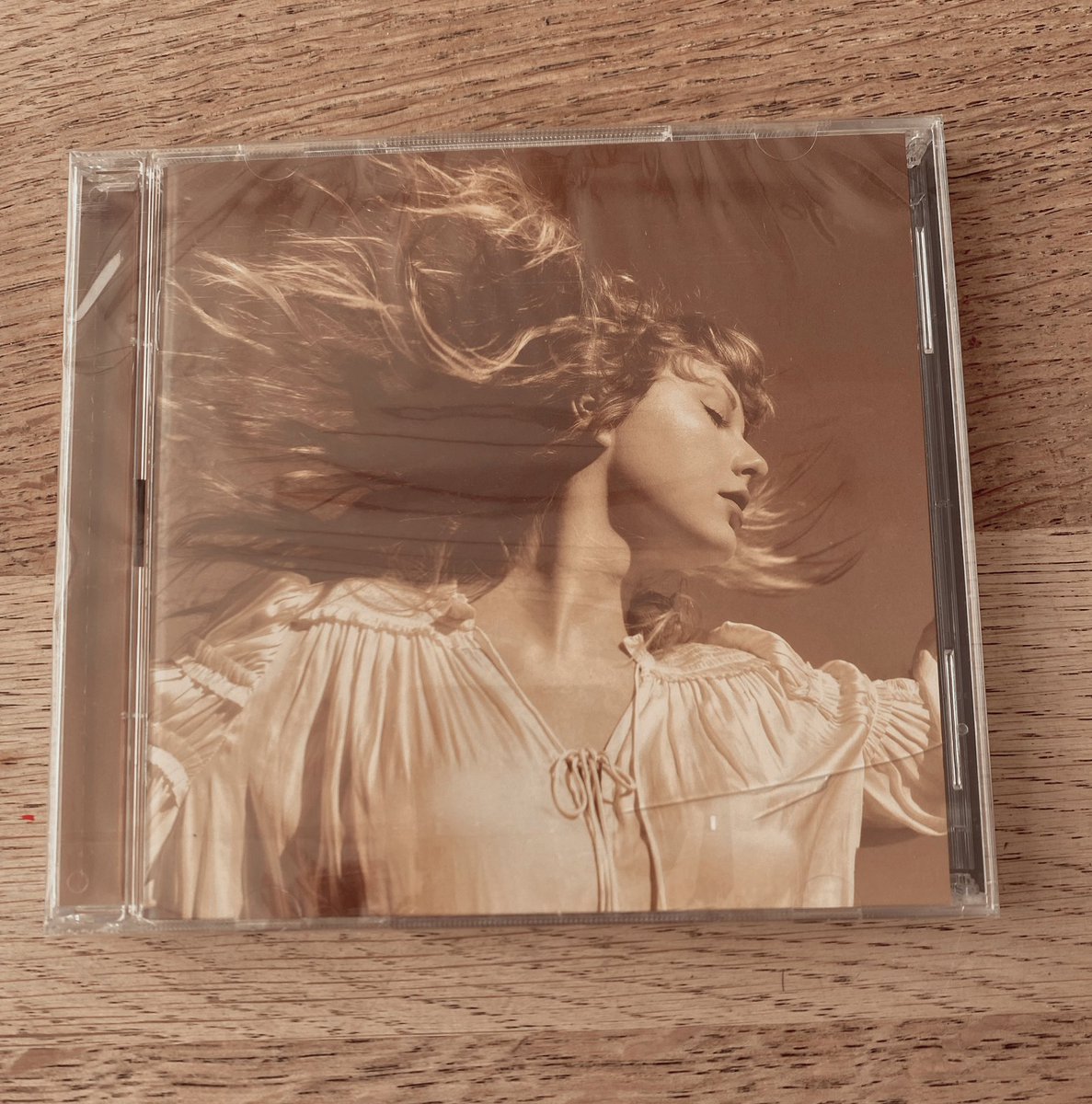 evermoremyr's tweet photo. ✨ giveaway!! ✨

I have an extra fearless (taylor’s version) cd so I’m giving it away to someone who still needs one. It has a slight crack in it but is still sealed and unused!

To win, follow me + rt this tweet &amp; reply with where ur from &amp; ur favorite song from fearless! 💛 https://t.co/jlBEBrlK8S