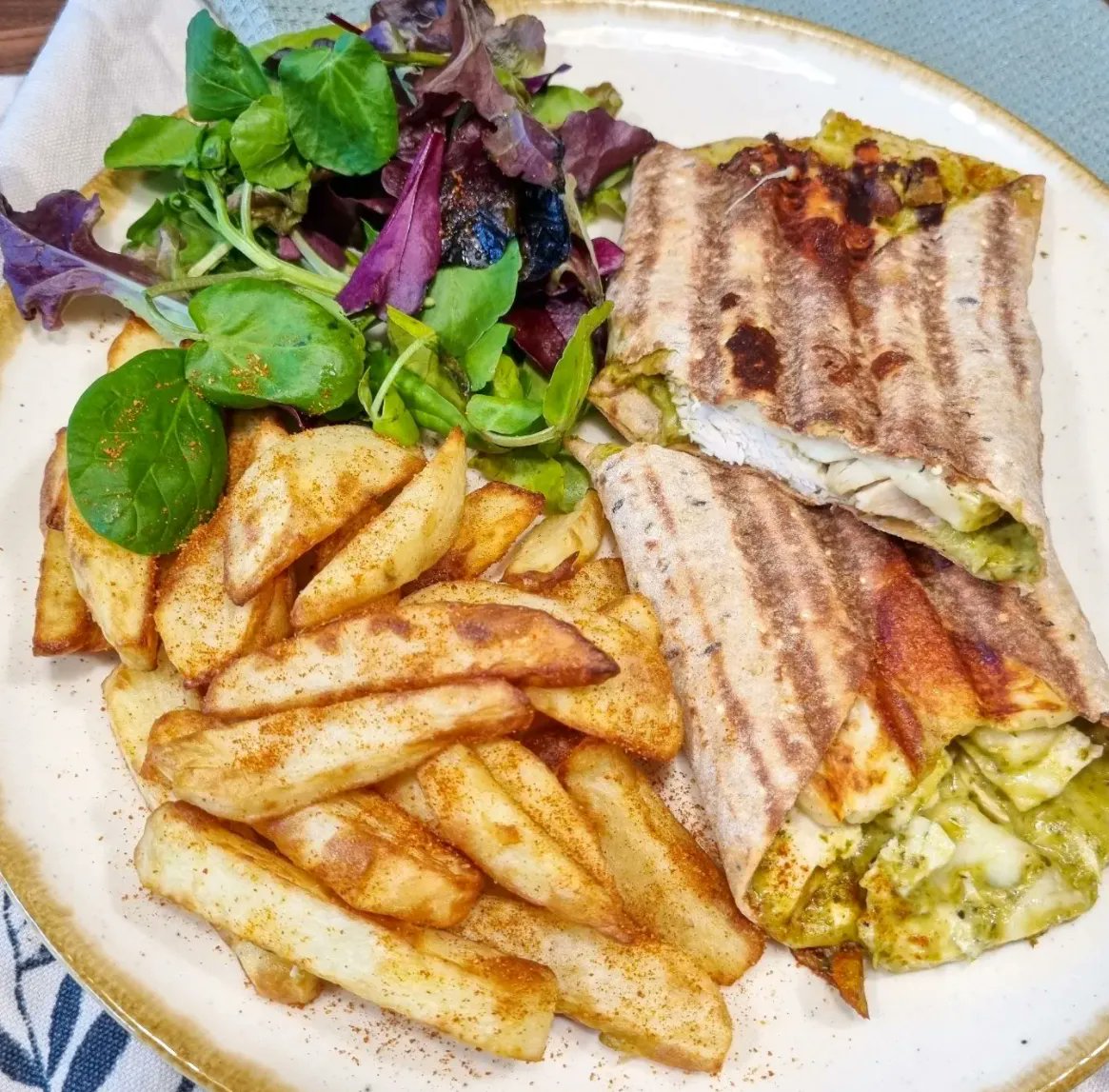 chipspice's tweet photo. 🔥 Check out this amazing Cheesy Pesto Chicken & Halloumi Wrap created by @topchefnavarros_sw!
Head over to their page for the full recipe and even more amazing creations 😍
#chipspice #chipspiceitup #americanchipspice #Food #Yummy #sw #slimmingworld #slimmingworlduk #lowsyn https://t.co/FPQEZkFEfs