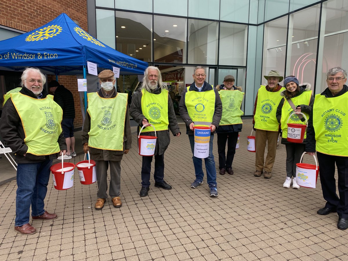 samanthajrayner's tweet photo. Fantastic generosity today in Windsor as ⁦brilliant @werotary⁩ collecting for #Ukraine 🇺🇦 #StandwithUkraine https://t.co/oMA9CN5GAx
