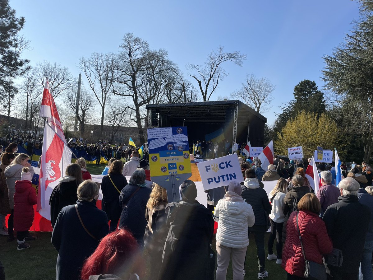 Eindrucksvoll: #düsseldorf füllt die Hofgartenwiese; für #Freiheit und #Frieden in der #Ukraine 🇺🇦#StandWithUkraine #StopWarInUkraine #NoWarInUkraine