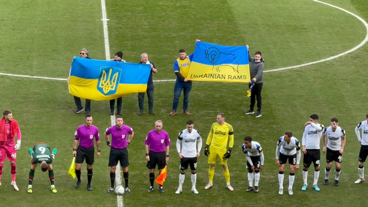 Kxprxnxc's tweet photo. Surreal to lead the boys out with my dad, @mikecz84 and other members of the Ukrainian community in Derby today. An absolute honour and thankful for all the support from the #dcfcfans. Ukraine will prevail. #СлаваУкраїні
#dcfc

💙💛🐏 https://t.co/dlVgF0FdrL