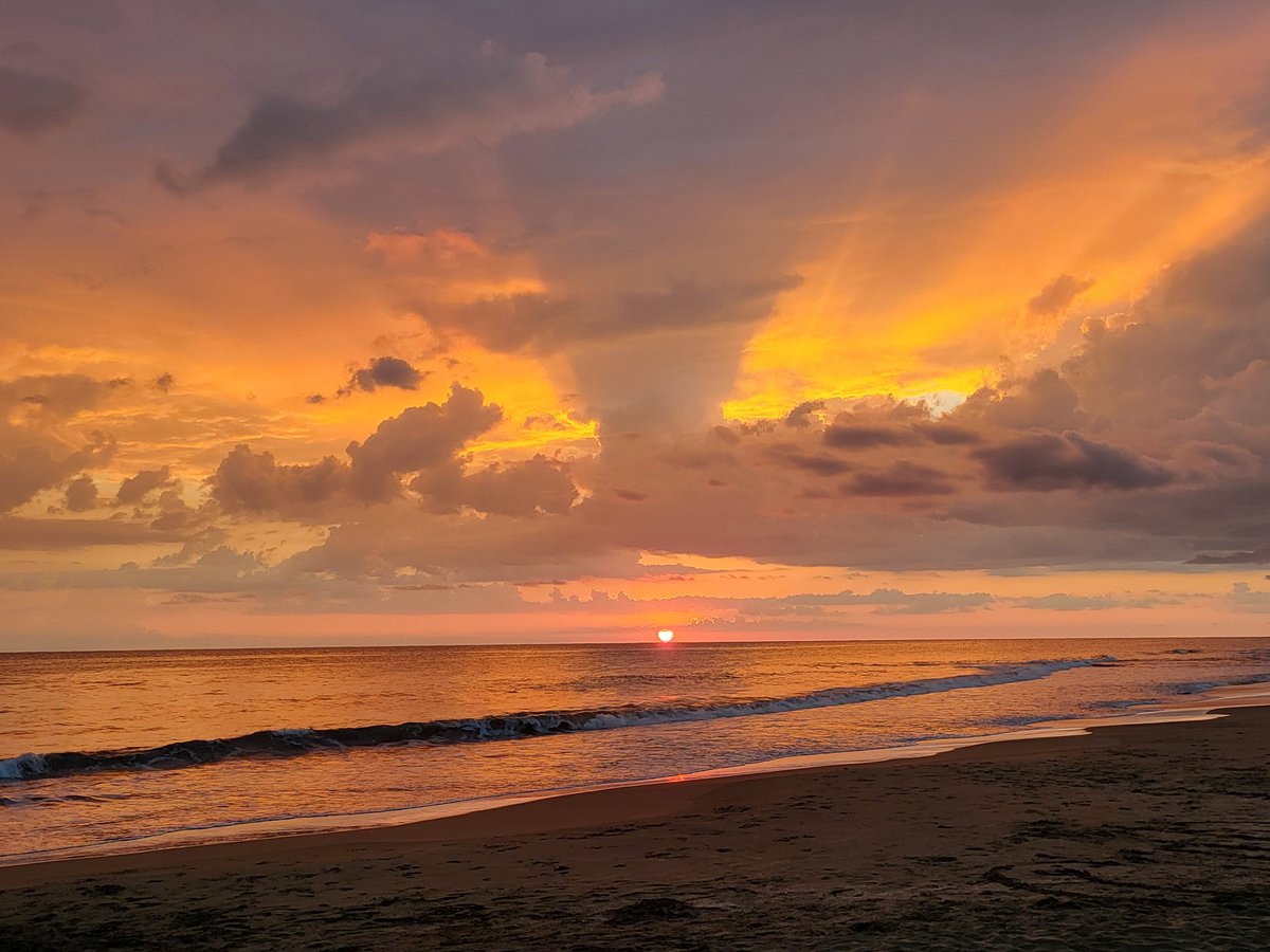 ventingexpat's tweet photo. @floydgreenja No better place on earth for a Friday sundowner than TB.. https://t.co/oAtgvThfdW