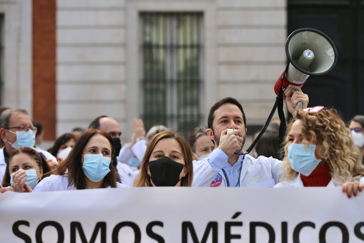 Somos médicos. 

Ya somos 14.000 médicos de toda España detrás de esa pancarta.

Despertemos, despertamos.

<a href="/MUDmedicos/">MUD Médicos</a>