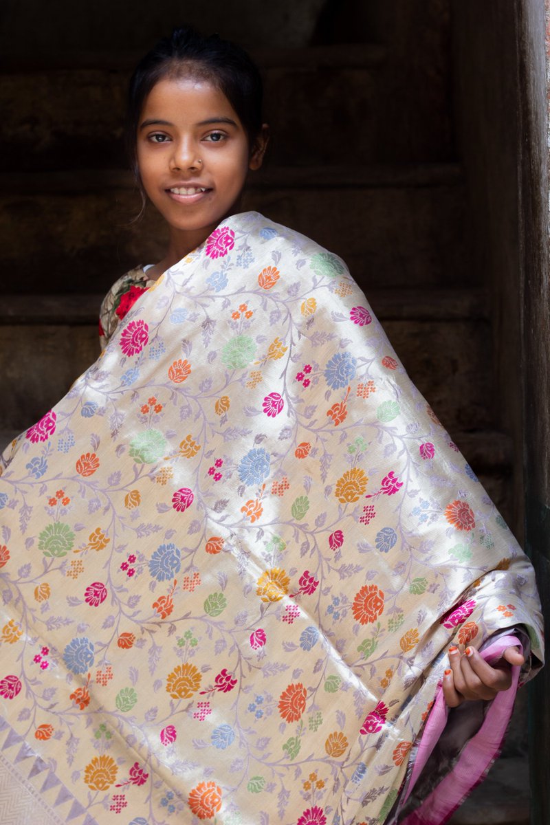 themillionhands's tweet photo. When you buy #saree from #MillionHands, you get a Thank You letter/video from the weaver family who get the money you pay. It's your Proud Moment for bringing happiness to a weaver family without paying anything extra. #WearYourOriginality @PiyushGoyal @ANarayanan24 @ecotattva https://t.co/pbc0dgquTM