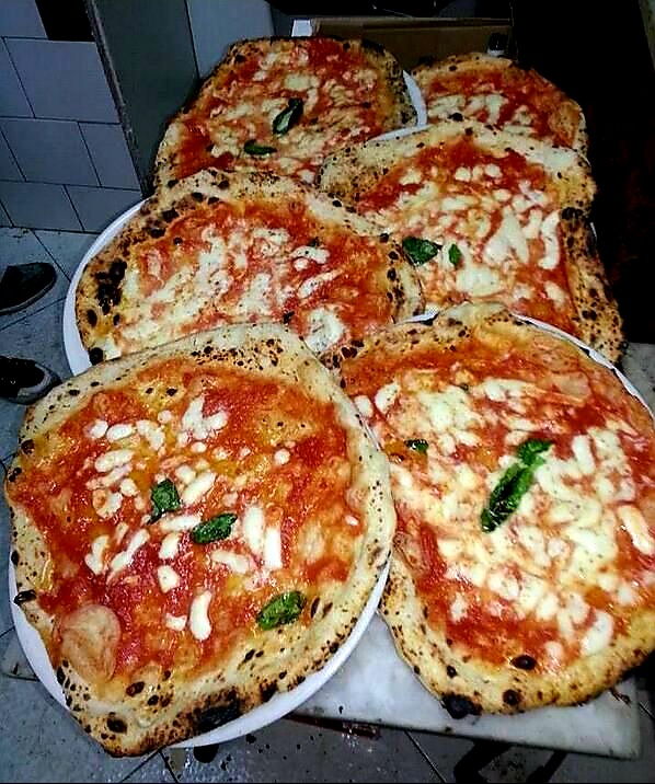 Il sabato all'Antica pizzeria da Michele.🍕🍺 😋
#Pizzainternazionale #Napoli 💙 #Italia 🇮🇹