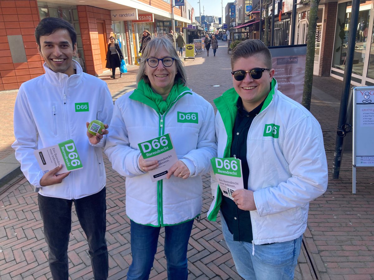 humme_m's tweet photo. D66 Barendrecht 💚 campagne op de Middenbaan. Mooie gesprekken 💖. @d66barendrecht https://t.co/Tlyq1S17nS