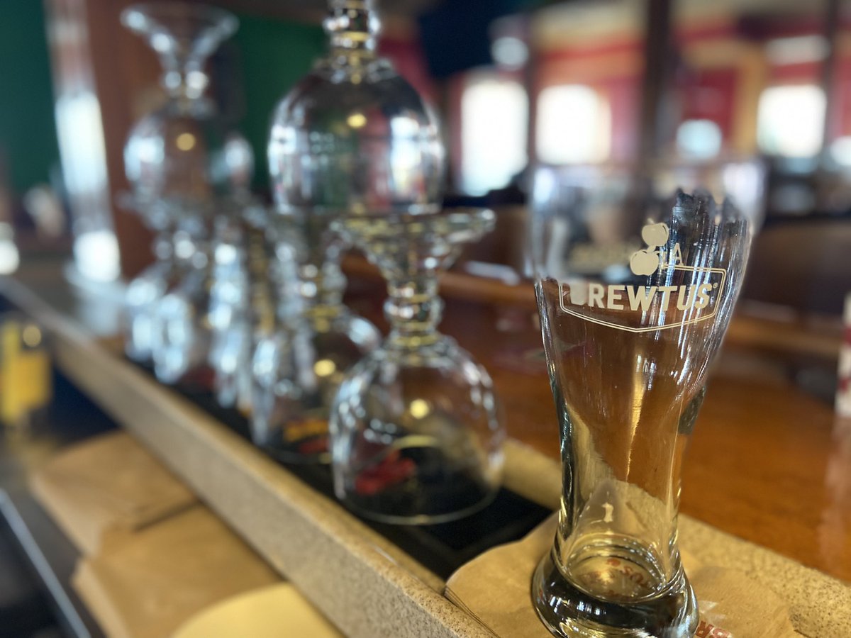 lutherlibby's tweet photo. Your #SaturdaySocial relaxation is ready for you at your #neighborhood @Applebees #tipsyleprechaun #brewtus 🍺🍀🌈@RonRuggless @NRNonline https://t.co/0wXQUY9itz