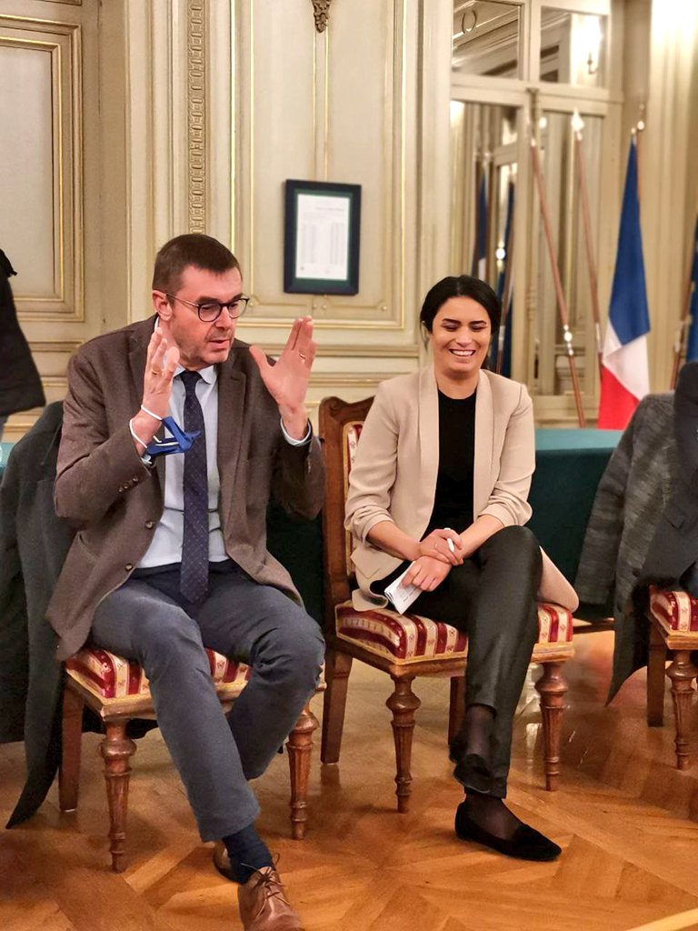 AvecVous50's tweet photo. La majorité présidentielle présente à @VilleCherbourg aujourd'hui pour un échange sur l'égalité femme 🚺 Homme 🚹. 

Une pensée pour les femmes ukrainiennes 🇺🇦 sur le front, continuons à défendre nos droits fondamentaux en leur honneur
#Presidentielle2022 #EmmanuelMacronavecvous https://t.co/ym2veoJafc