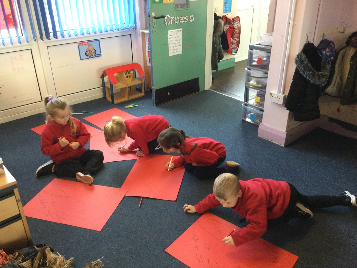 dosbarth_un's tweet photo. Rydyn ni wedi mwynhau gweithio gyda @theatrbydbychan i greu ein ddraig goch. We enjoyed working with Kate and Rowan to make our dragons. #expressivearts #enterprisingcreativecontributors #celfachrefft #dragonparade https://t.co/2XEaSuQE5y