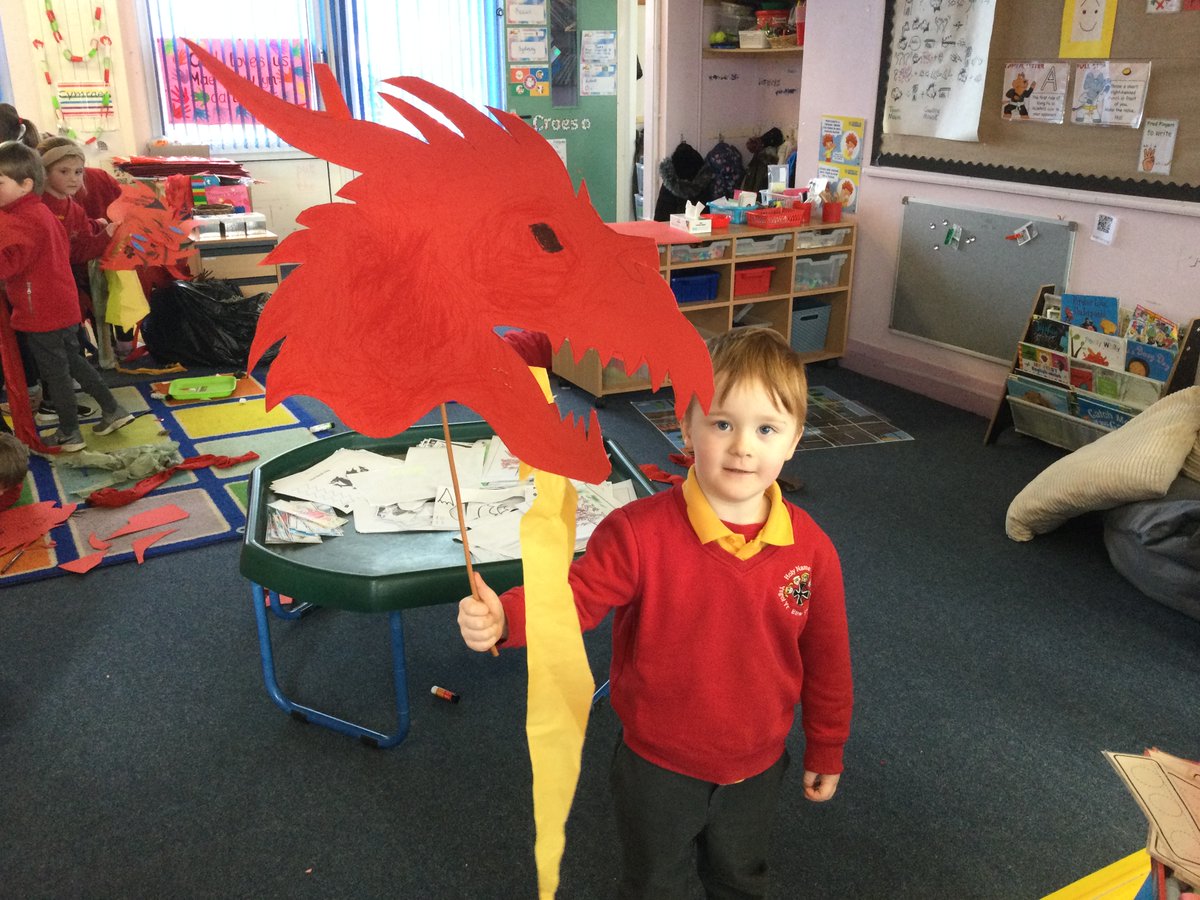 dosbarth_un's tweet photo. Rydyn ni wedi mwynhau gweithio gyda @theatrbydbychan i greu ein ddraig goch. We enjoyed working with Kate and Rowan to make our dragons. #expressivearts #enterprisingcreativecontributors #celfachrefft #dragonparade https://t.co/2XEaSuQE5y